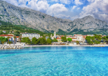 In Baška Voda trifft glasklares Meer auf imposante Bergkulisse – ein Paradies für alle, die Sonne, Ruhe und natürliche Schönheit lieben.