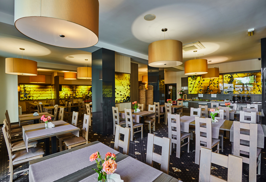 Das Restaurant verwöhnt Sie mit leckeren Speisen.