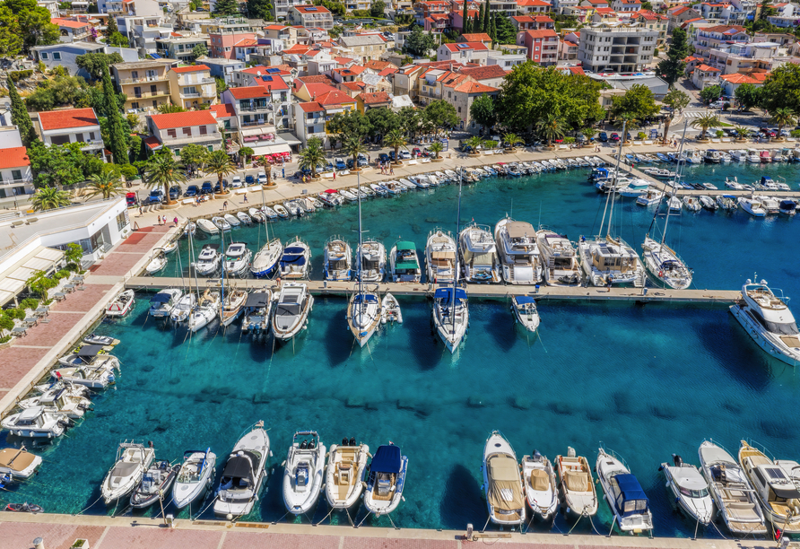 Entdecken Sie an den freien Tagen Ihren Urlaubsort Baška Voda mit hübschem Hafen.