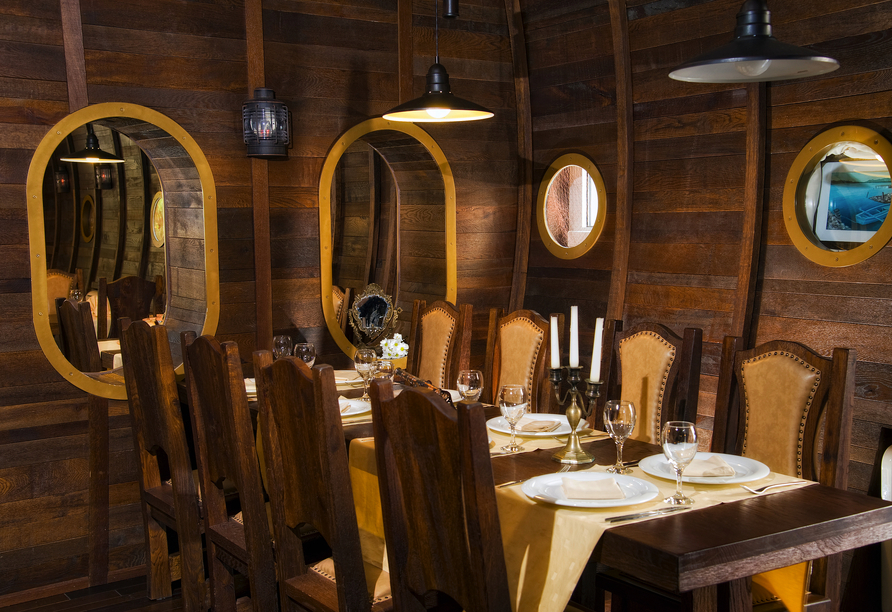 Das À-la-carte-Restaurant bietet im Stil eines Piratenschiffs ein außergewöhnliches Erlebnis.