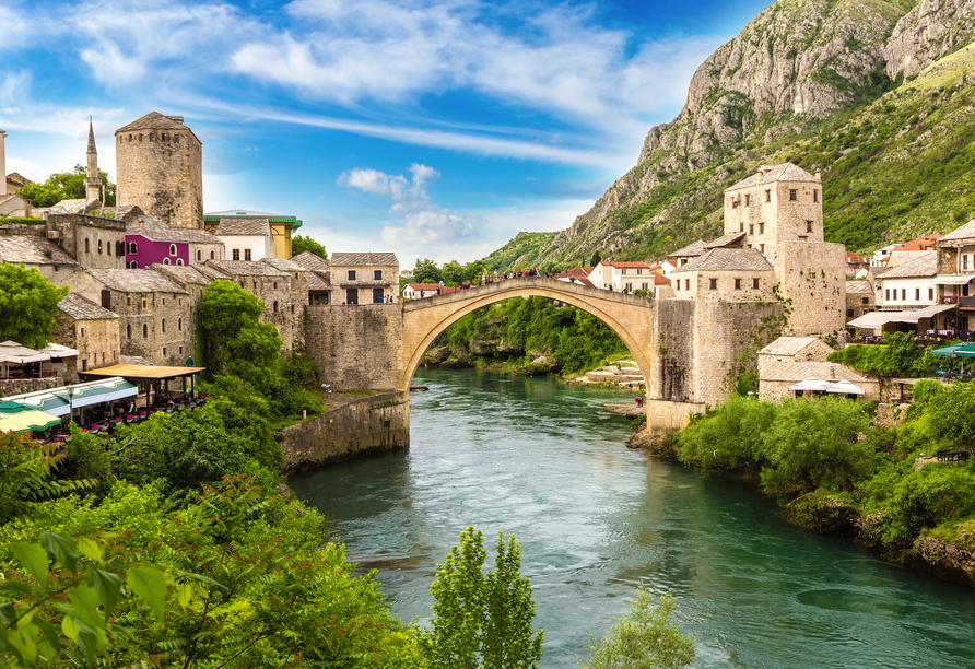 In Mostar verbindet die weltberühmte Brücke Kulturen und Geschichte. Ein Ort, der mit seinem Charme und seiner Authentizität begeistert.