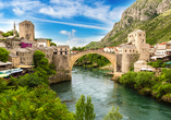 In Mostar verbindet die weltberühmte Brücke Kulturen und Geschichte. Ein Ort, der mit seinem Charme und seiner Authentizität begeistert.