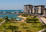 Die Waterfront in Darwin ist bekannt für seine Promenade mit vielen Restarants und Cafés.