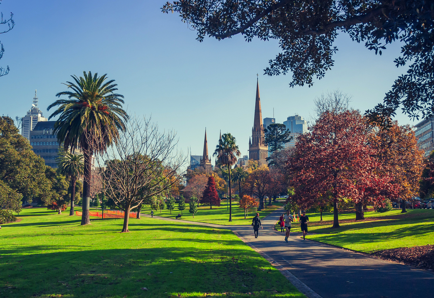 Spazieren Sie durch die Fitzroy Gardens in Melbourne zur bekannten St. Patrick's Cathedral.