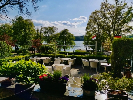 Genießen Sie die frische Luft und warmen Sonnenstrahlen auf der Terrasse.