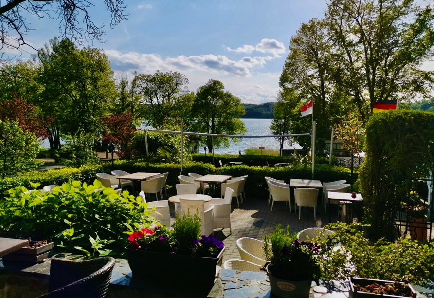 Genießen Sie die frische Luft und warmen Sonnenstrahlen auf der Terrasse.