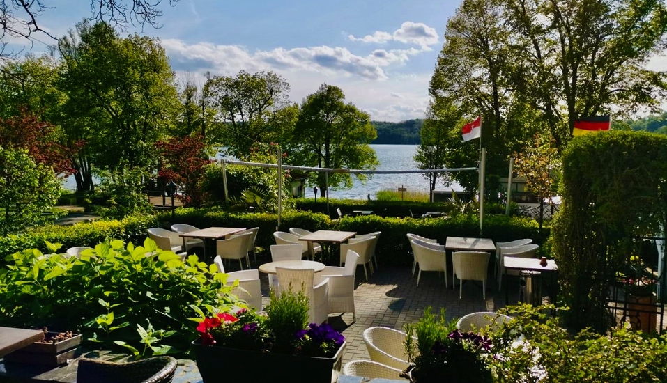 Genießen Sie die frische Luft und warmen Sonnenstrahlen auf der Terrasse.