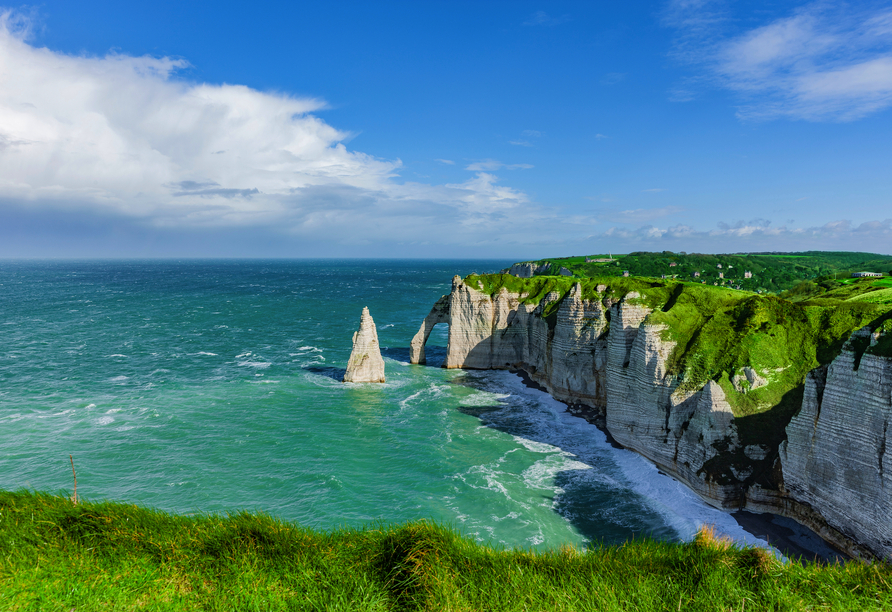 Blicken Sie über das Meer an der Küste von Étretat.