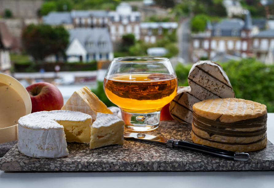 Genießen Sie original französischen Calvados und Camembert bei einer Verkostung.