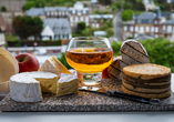 Genießen Sie original französischen Calvados und Camembert bei einer Verkostung.