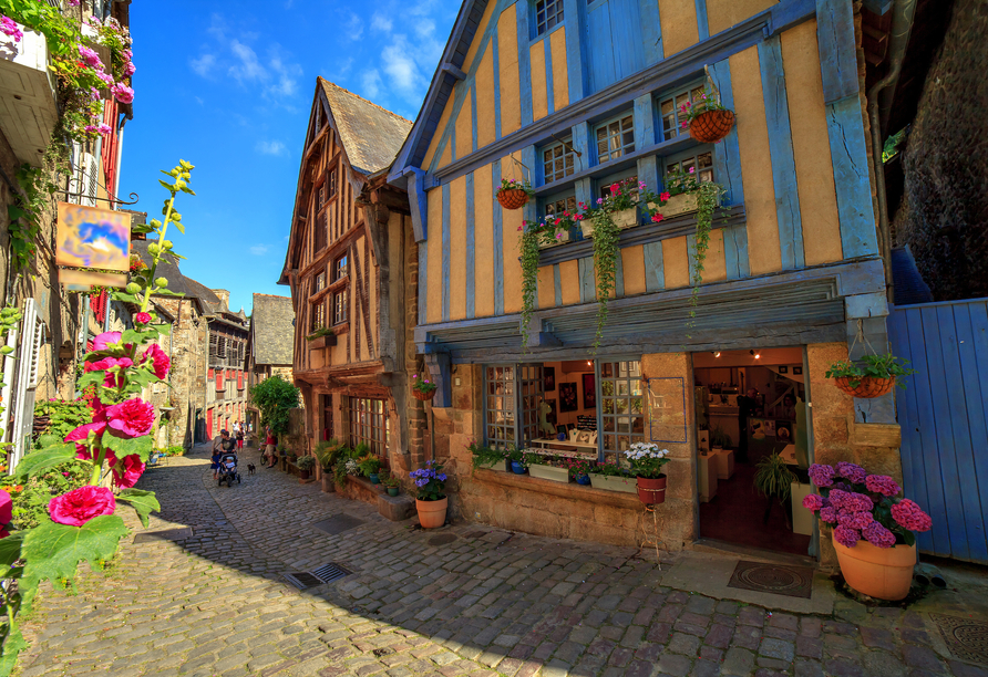 Schlendern Sie durch die Gassen von Dinan.