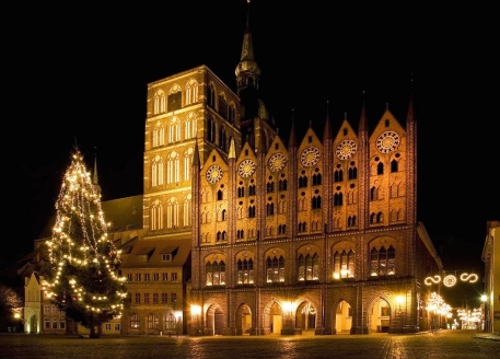 Schlendern Sie über den Platz am Rathaus in Stralsund.