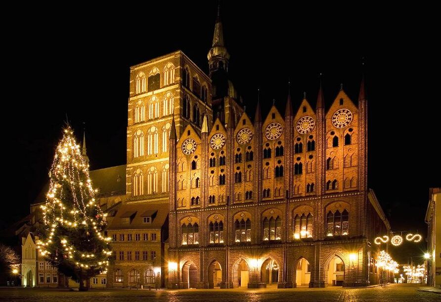 Schlendern Sie über den Platz am Rathaus in Stralsund.