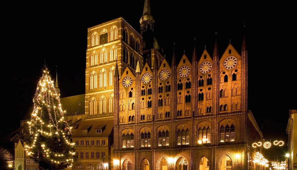 Schlendern Sie über den Platz am Rathaus in Stralsund.