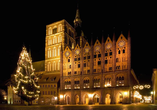 Schlendern Sie über den Platz am Rathaus in Stralsund.