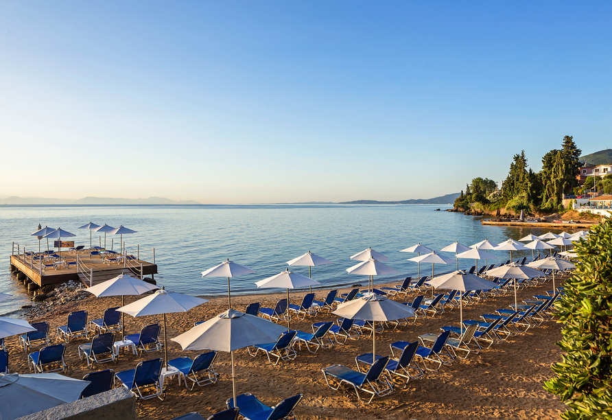 Der hoteleigene Strand lädt zum Sonnenbaden ein.