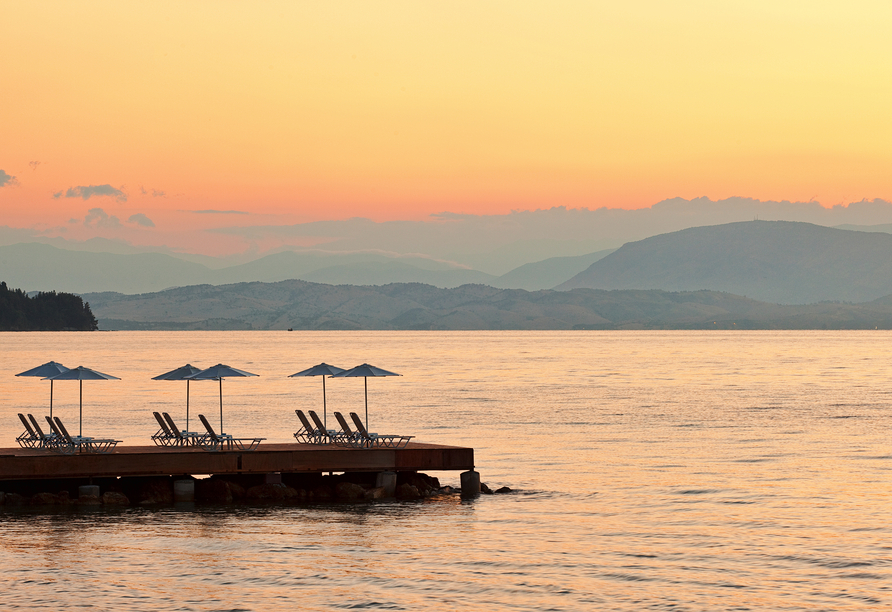 Den atemberaubenden Sonnenuntergang können Sie am Hotelstrand bestaunen.
