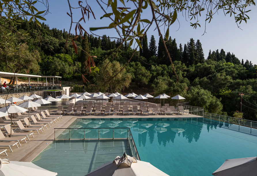 Außenpool des Aeolos Beach Resorts