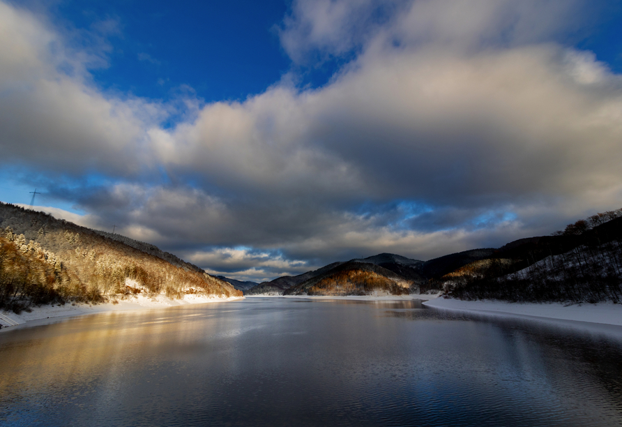 Die Odertalsperre wartet mit ihrer winterlichen Eleganz auf Sie.