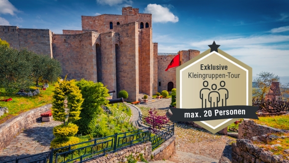 Die imposante Burg von Kruja erhebt sich über die Stadt und bietet in der Morgensonne einen eindrucksvollen Blick auf die albanische Landschaft.