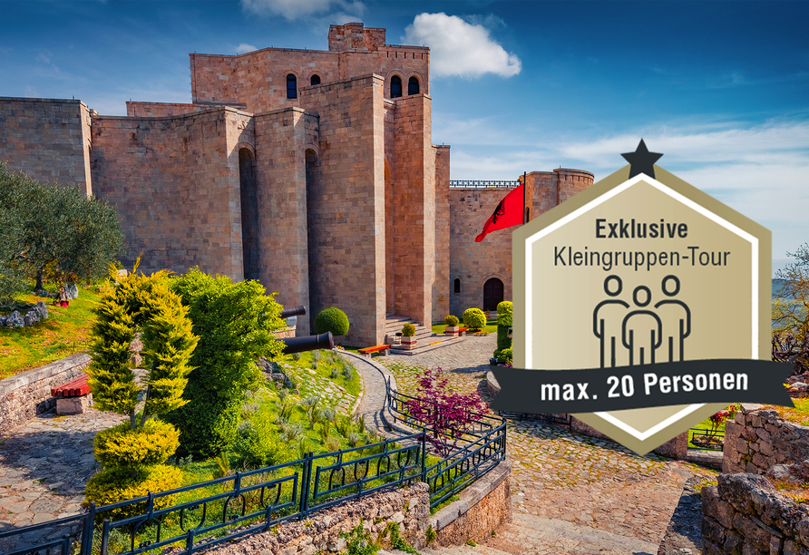 Die imposante Burg von Kruja erhebt sich über die Stadt und bietet in der Morgensonne einen eindrucksvollen Blick auf die albanische Landschaft.