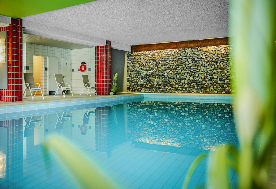 Das Hallenbad des Sauerland Alpin Hotels bietet Entspannung und Erholung.