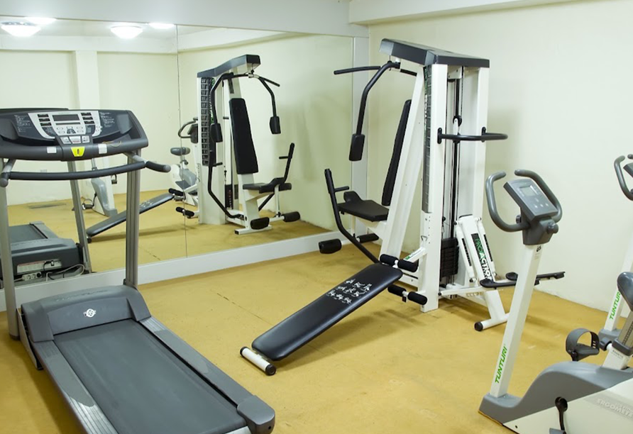 Powern Sie sich im Fitnessraum aus.