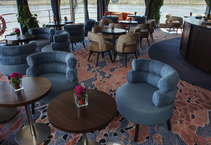 Nehmen Sie Platz im Panoramasalon des Schiffes und genießen Sie eine fantastische Aussicht.