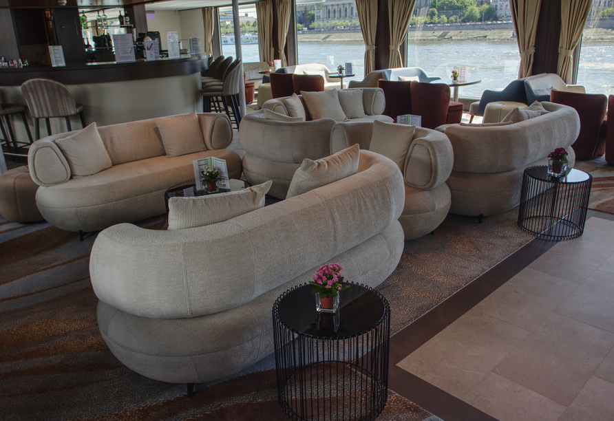 Gemütliche Sitzbereiche laden an Bord von VistaNova zum Verweilen ein.