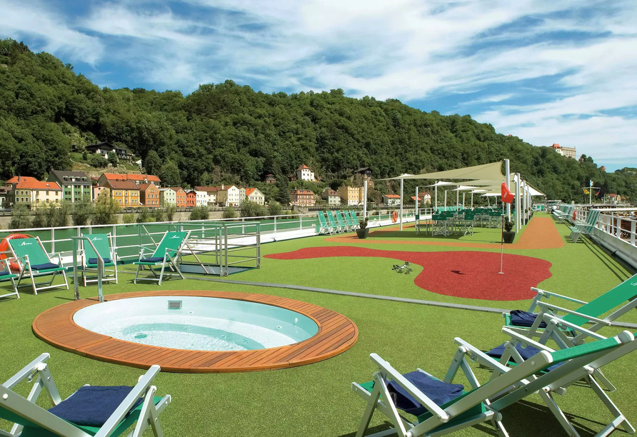 Genießen Sie Ihre Fahrt auf dem großzügigen Sonnendeck an Bord.