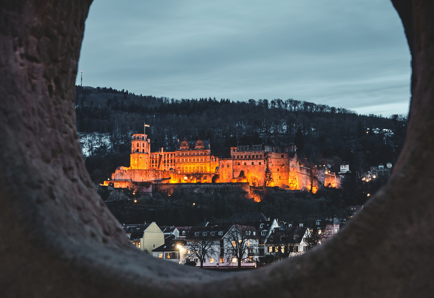 Der Liebesstein ist ein Ort für Verliebte, mit Blick auf das märchenhafte Schloss.