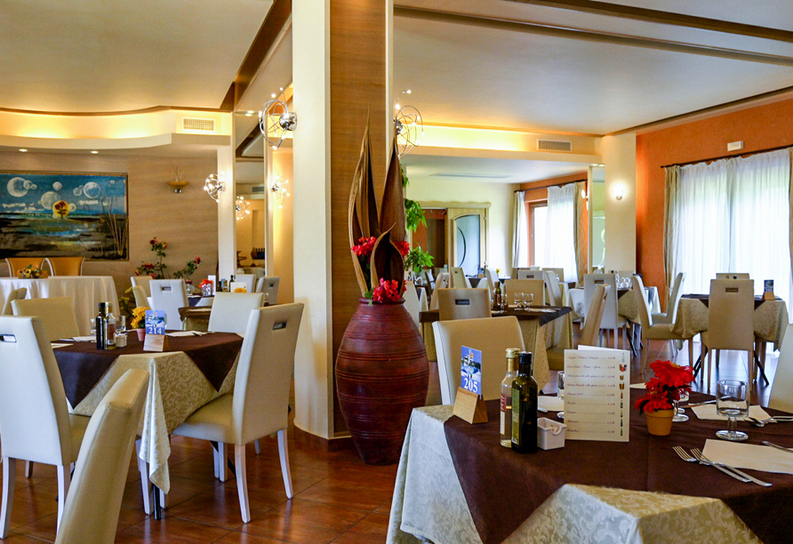 Im Restaurant genießen Sie köstliche Speisen.