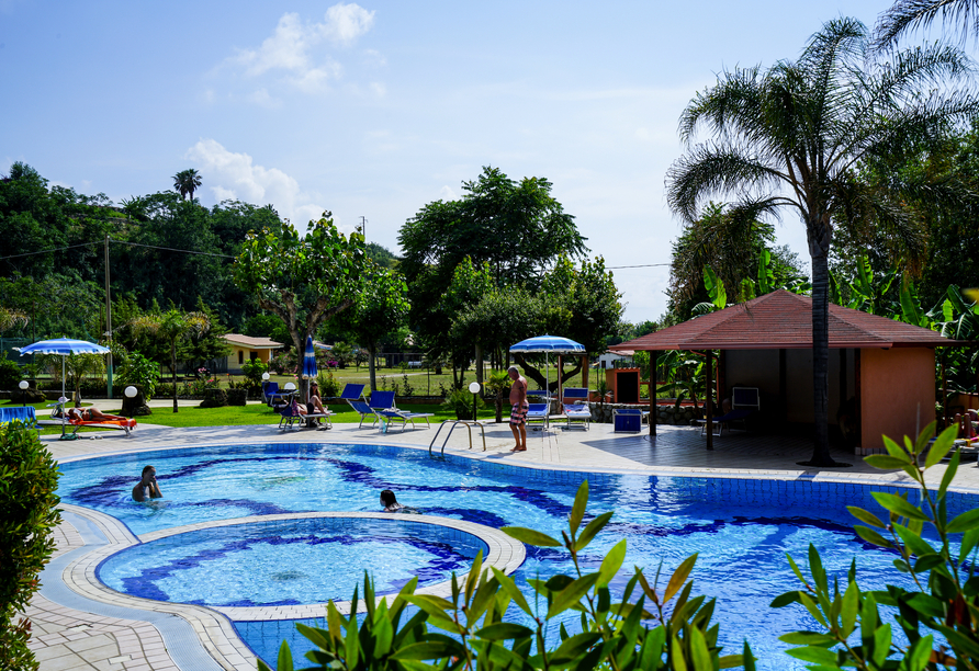 Am Außenpool können Sie die Seele baumeln lassen.