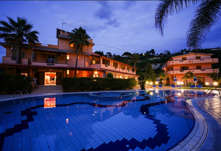 Auch in der Dämmerung ist die Anlage des Hotels schön anzusehen.