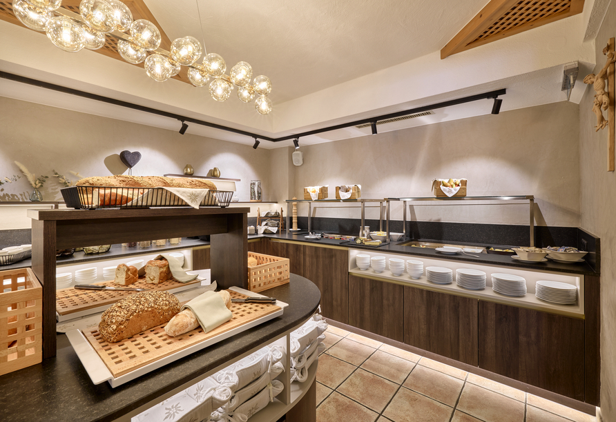 Stärken Sie sich am reichhaltigen Frühstücksbuffet Ihres Hotels.