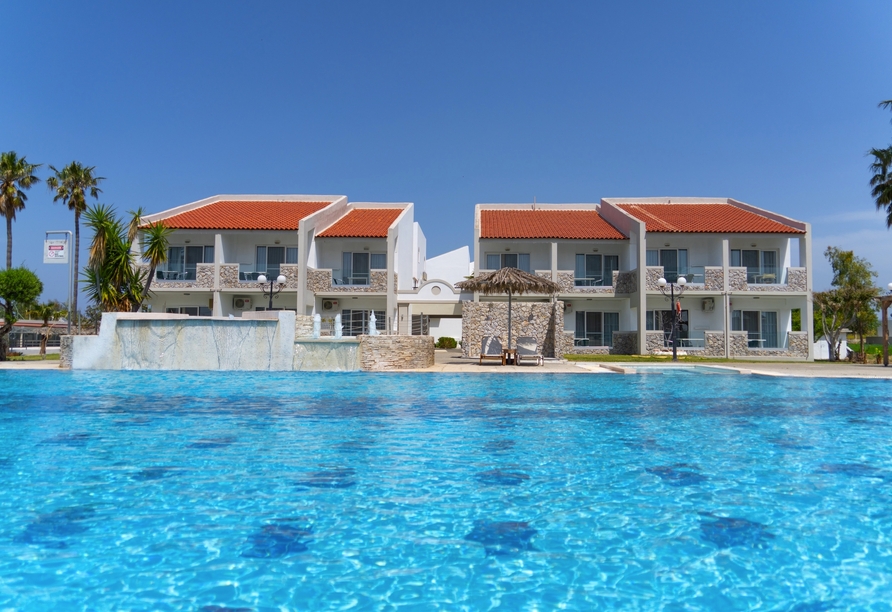 Genießen Sie Ihre Auszeit am Außenpool in vollen Zügen.