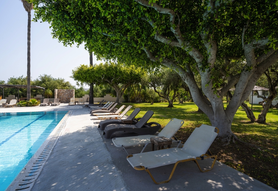 An den zwei Außenpools können Sie sich auf entspannte Stunden unter der griechischen Sonne freuen. 