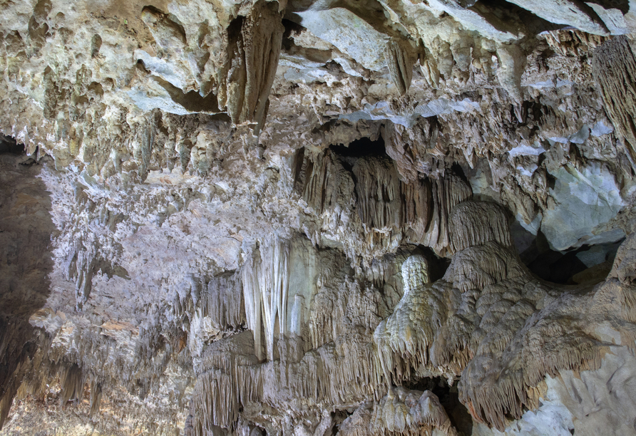 Die sagenumwobene Teufelshöhle bei Pottenstein begeistert mit beeindruckender Naturkulisse.