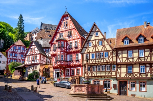 Die malerische Fachwerkidylle in Miltenburg mit ihren historischen Häusern und charmanten Gassen wirkt beinahe wie aus einem Bilderbuch.