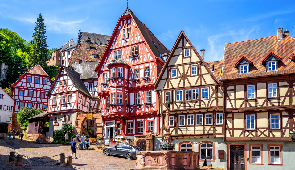 Die malerische Fachwerkidylle in Miltenburg mit ihren historischen Häusern und charmanten Gassen wirkt beinahe wie aus einem Bilderbuch.
