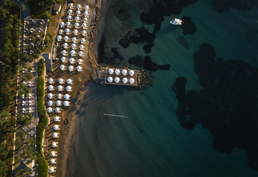 Der hoteleigene Strand verspricht einen Urlaub voll Sand und Meer.