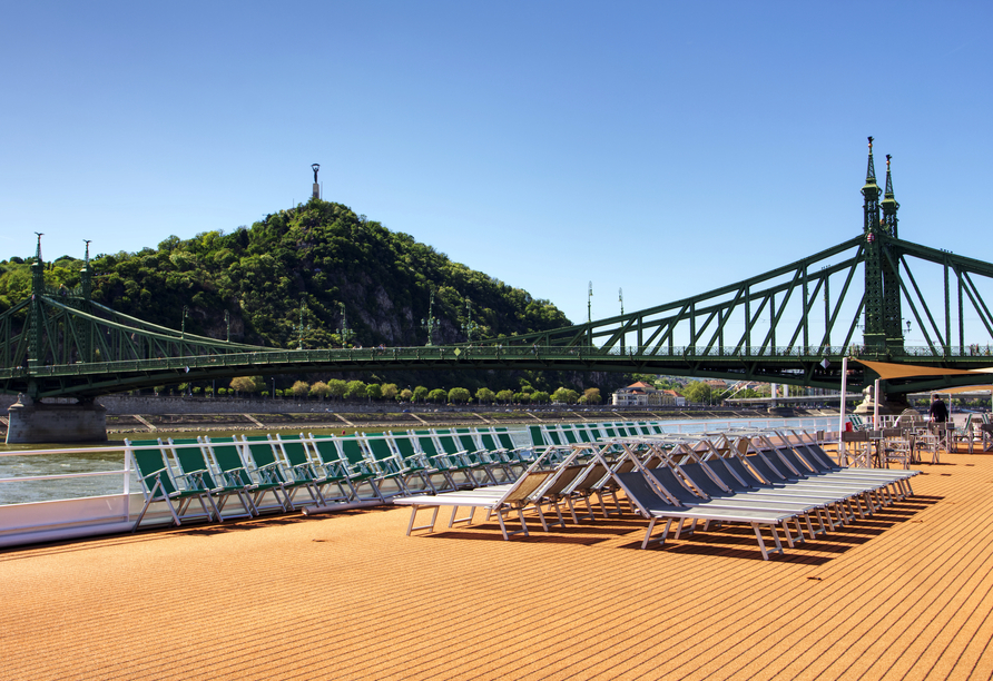 Genießen Sie Ihre Fahrt auf dem großzügigen Sonnendeck an Bord.