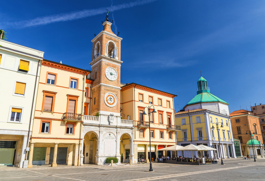 Schlendern Sie über die Piazza Tre Martiri und erleben Sie Riminis historische Seite.
