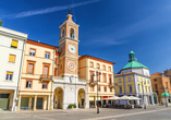 Schlendern Sie über die Piazza Tre Martiri und erleben Sie Riminis historische Seite.