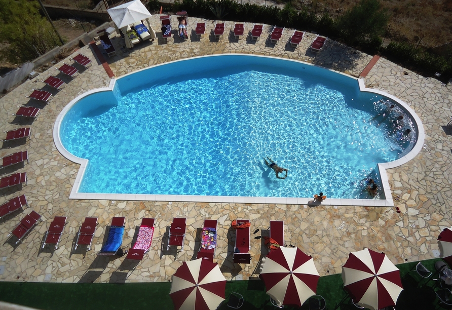 Am Außenpool können Sie die Sonne genießen.