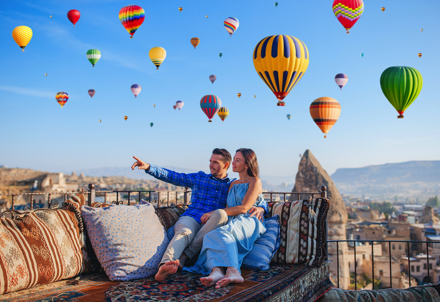 Beim Sonnenaufgang genießen Sie gemeinsam den Blick auf die schwebenden Ballons.