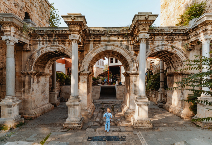 Am Hadrianstor erleben Sie Antalyas Geschichte und lebendiges Sommerflair.