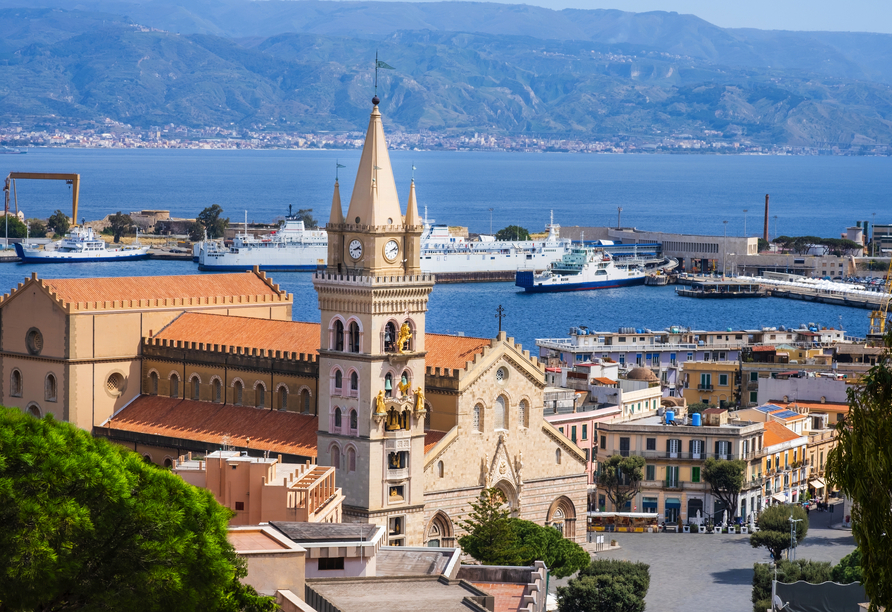 Die Mischung aus lebendiger Küste und historischer Silhouette macht Messina auf Sizilien zu einem besonderen Ausflugsziel.