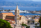 Die Mischung aus lebendiger Küste und historischer Silhouette macht Messina auf Sizilien zu einem besonderen Ausflugsziel.
