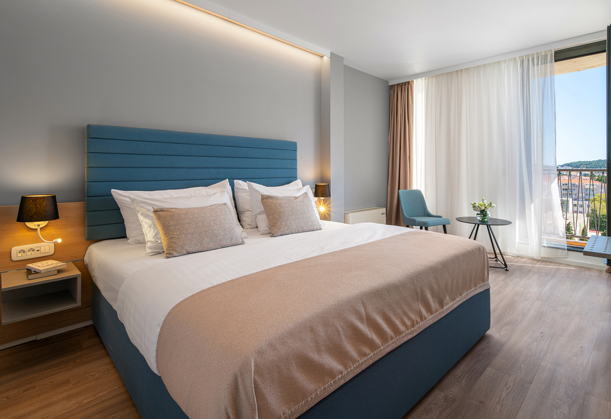 Beispiel eines Doppelzimmers Superior mit seitlichem Meerblick